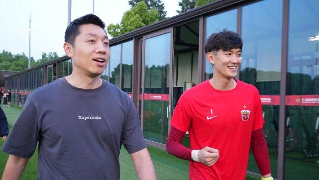 所以，施神医，还是请你主动一点，到苏杭走一趟吧。
